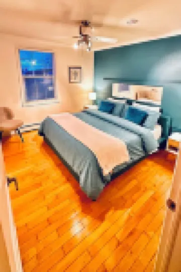 Cozy, Relaxing, Center City Retreat with Private Rooftop Deck! Hotels in 