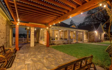 Chick & Modern Getaway Ranch - Lake Livingston View!