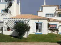 Magnificent Golf Village Cottage, fully equipped, Wifi, large outdoor swimming pool Hotels in Budens
