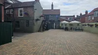 Beaumond Cross Inn Hotels near Balderton Lake