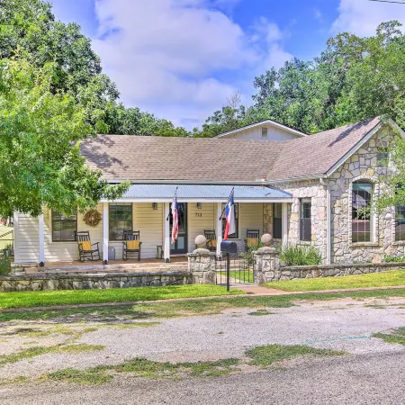 Beautiful Hill Country Cottage - Walk to Downtown!