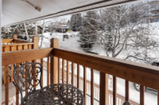 Winterset 8 Pet Friendly 4 Bedroom Townhouse by Redawning