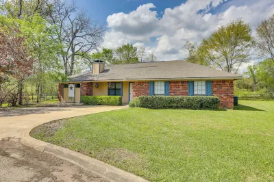 6 Mi to Ellen Trout Zoo: Family Home w/ Yard! Hotels in Lufkin