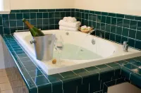 Carlin's Cottage Court - Hot Tub