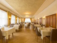 Hotel Weisses Lamm Hotels in Monguelfo