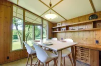 Tranquil Mid-Century Modern Cottage w/ Forest View - Maalaistalo