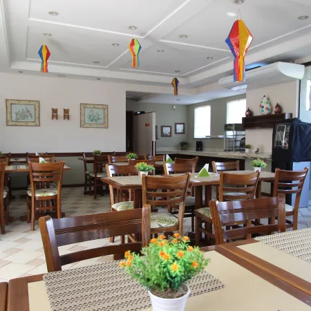 Hotel Ilhas do Caribe - Na Melhor região da Praia da Enseada Отели рядом с достопримечательностью «Пляж Энсеада»