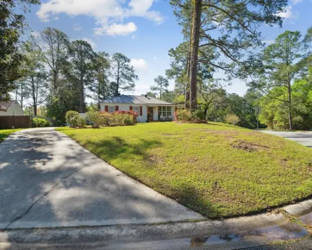 Urban Farmhouse with A Modernism Twist! 4 Bedroom Home by RedAwning Hotels in Moultrie