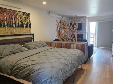 1 min. to slopes!Wake up & Ski! Steps to ski lift/gondola, shops & dining!