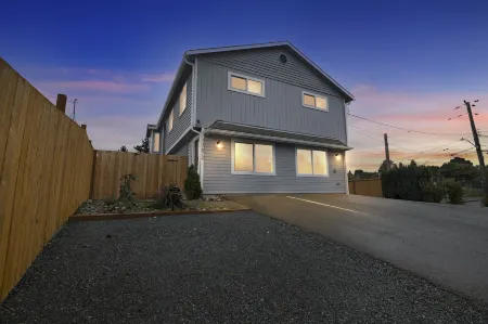 Pacific Northwest Retreat Duplex 3Min from Seattle by RedAwning