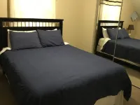 Classic, updated house with porch & backyard Hotels in Newark