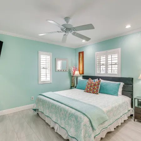 Breezy White Sands House Steps to Gulf Shore!