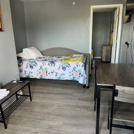 12 Ashworth Ave Suites