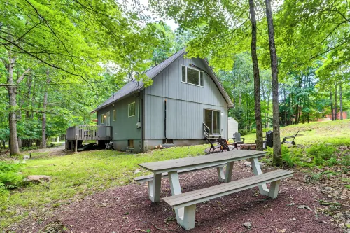 Furnished Deck and Fire Pit Poconos Outdoorsy Gem - Kylpylä