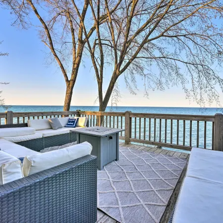 Lakefront Lexington Escape: Steps to Beach!
