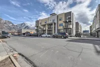 Chic & Sunny Provo Townhome w/ Rooftop Deck! - parkir