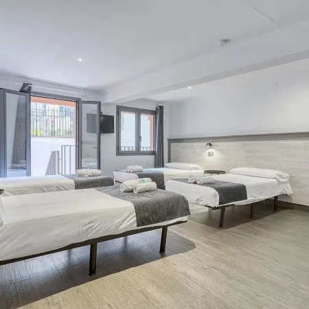 Hostal Bedmates Отели рядом с достопримечательностью «Старый город»