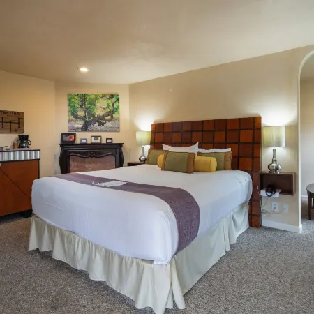 The Vendange Carmel Inn & Suites Отели рядом с достопримечательностью «Пляж Кармел»