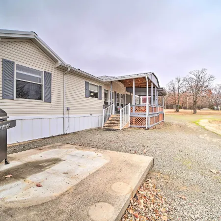 Eufaula Escape w/ Deck - Steps to Lake!