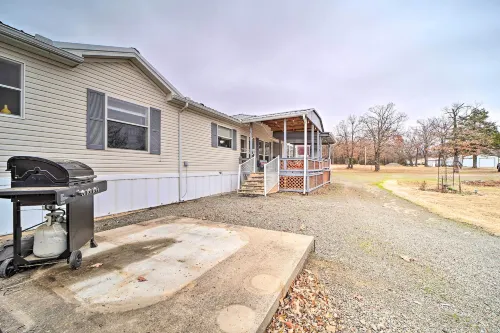 Eufaula Escape w/ Deck - Steps to Lake! - Homestays
