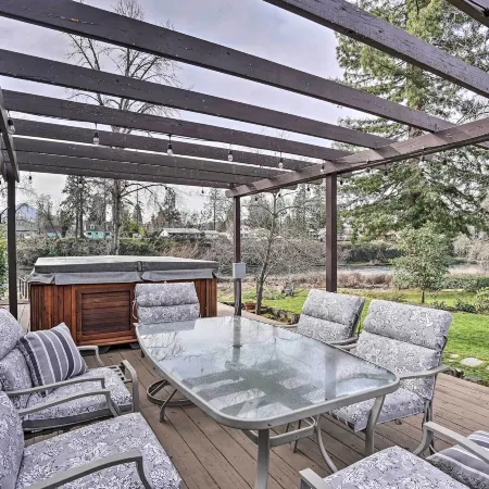 Hot Tub & Views: Spacious Getaway on Rogue River