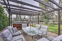 Hot Tub & Views: Spacious Getaway on Rogue River - Balkon