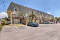 Chic Fort Walton Condo ~ 2 Blocks to Beach! - Condos