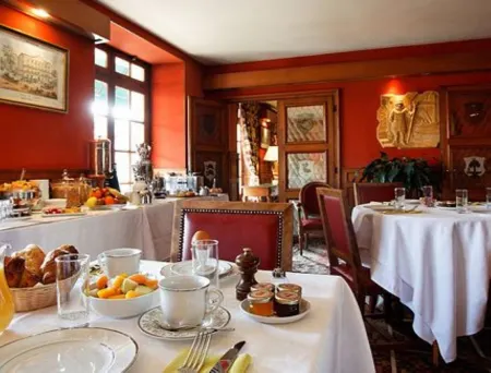 Hôtel de Londres Отели рядом с достопримечательностью «Дворец Фонтенбло»