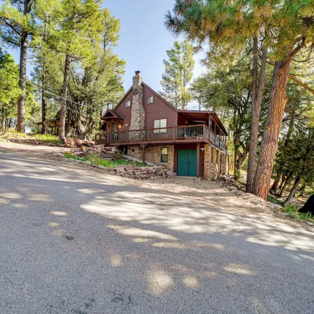 Hot Tub, Game Room Dog-Friendly Pine Cabin!