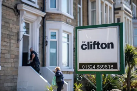 The Clifton Seafront Hotel Отели в г. Моркамбе