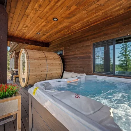 Mountain Top Retreat: Hot Tub, Sauna, Fire Pit, Seclusive 5 acres, Sunset Views