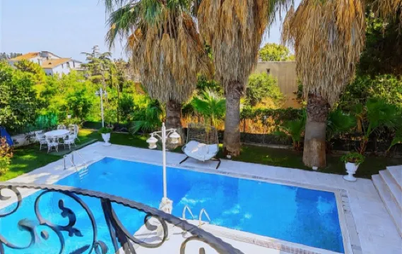 6-room Villa with Private Pool and Garden
