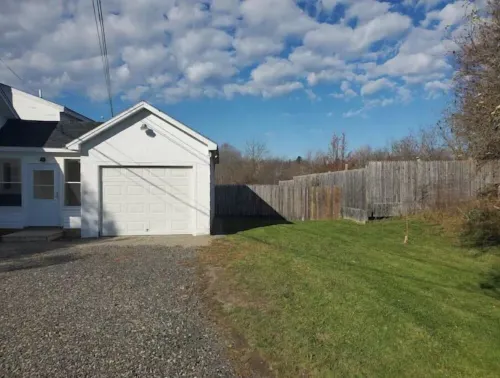 2 Bedroom Close to Town Home Hotels in Thomaston