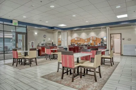 Evergreen Inn & Suites Отели в г. Каткарт