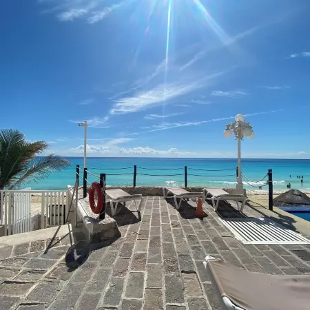Cancun Plaza Condo Apartment Отели рядом с достопримечательностью «Пляж Делфинес»