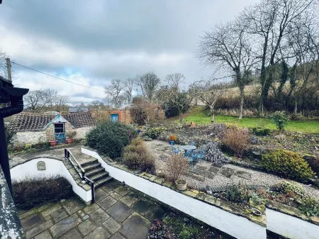 Pentre Cerrig Country House Отели в г. Гвернаффилд