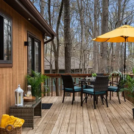 Cozy House with a Lovely Treehouse. 7-Person Hot Tub. Pet Friendly. Hiking. Lake
