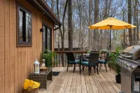Cozy House with a Lovely Treehouse. 7-Person Hot Tub. Pet Friendly. Hiking. Lake