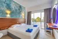 Adelais Bay Hotel Hotels near Cliff jump wild