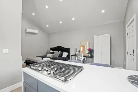 Modern & Cozy Guest House Studio PET Friendly Parking