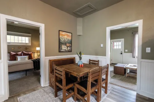 NEW!! Charming 2-bedroom house in Uptown Butte