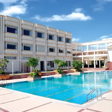 Treehouse Hotel Club & Spa