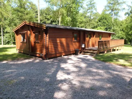 Luxurious 3 Bed Log Cabin Holiday Lodge in Louth, Lincolnshire (3B Sleeps6)