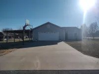 Charming 3-Bedroom House in Iola Hotels in Iola