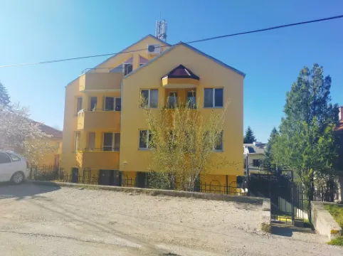 Cheerful 7 bedroomed floor, own kitchen and Bathroom