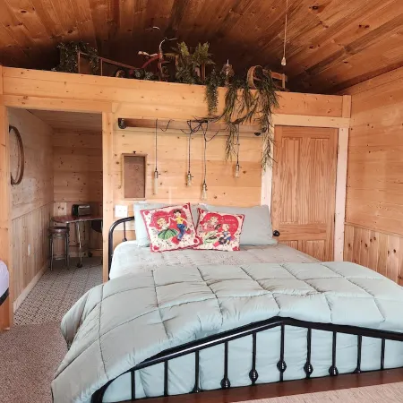 The Bunkhouse Tiny home with a farm feel.with WiFi,and AC.