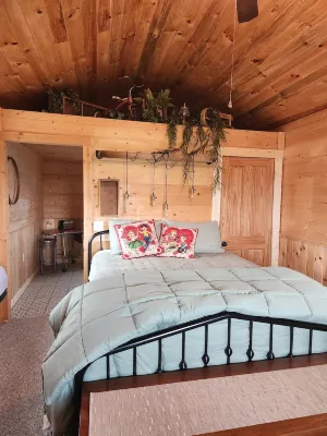 The Bunkhouse Tiny home with a farm feel.with WiFi,and AC.