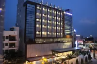 M One Hotel Hotels near Bayfront Mall
