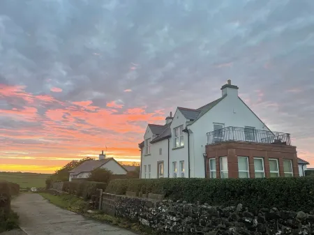 3 bedroom house Отели рядом с достопримечательностью «Замок Данлюс»