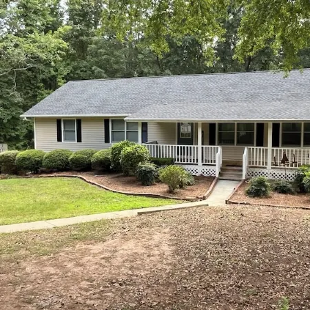 Spacious and quiet lakehouse with dock on Lake Hartwell